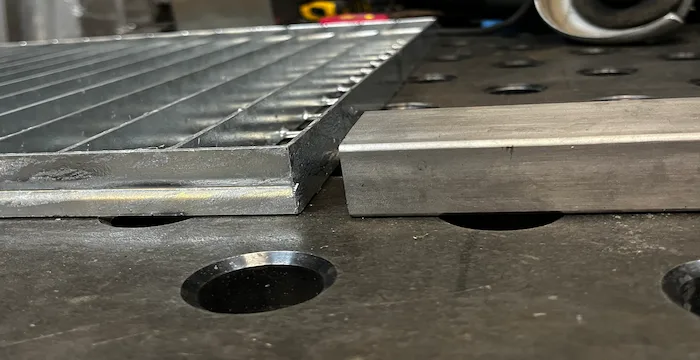 Pozinkovaný rošt vs nerezový profil